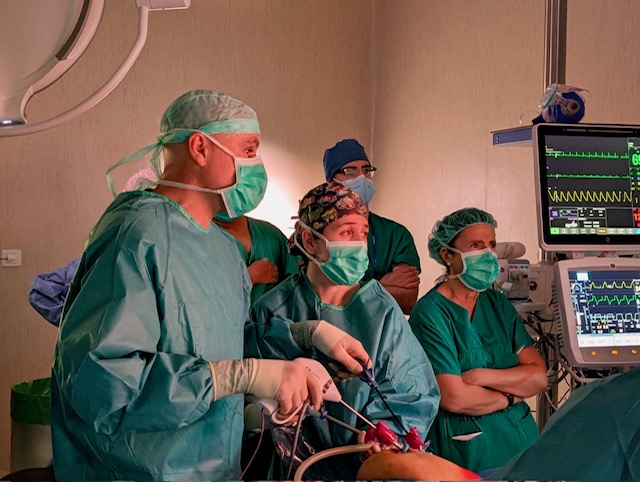 EXPERTO MUNDIAL EN CIRUGIA DEL TIROIDES