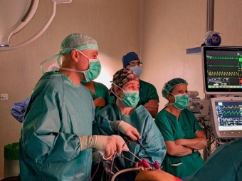 EXPERTO MUNDIAL EN CIRUGIA DEL TIROIDES